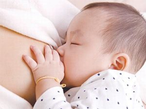 Cho con ti sữa mẹ giúp tăng sức đề kháng