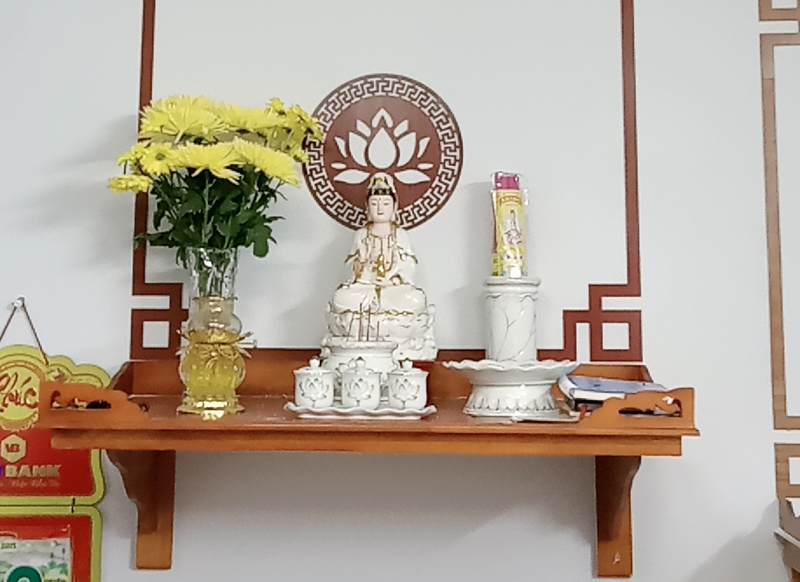 Dù là trong gian phòng nhỏ giữa phố thị hay nơi thôn quê thanh bình, bàn thờ Mẹ Quan Âm vẫn là góc trang nghiêm